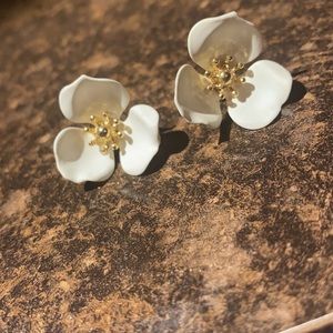 Flower stud earrings